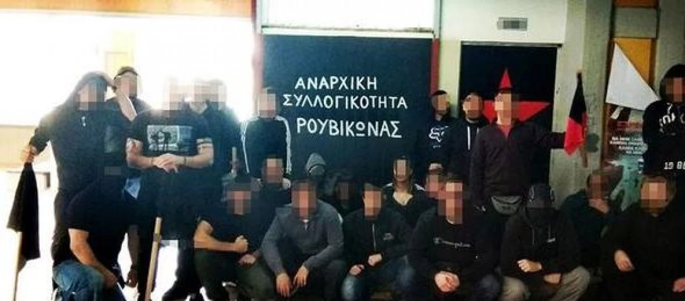 Παρέμβαση Ρουβίκωνα με συνθήματα και σπρέι στο σπίτι του Γ.Μπαμπινιώτη